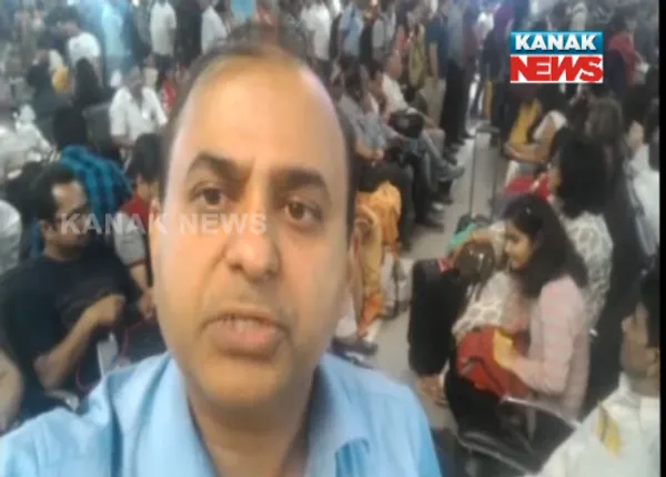 ଇଣ୍ଡିଗୋ ବିମାନ କର୍ମଚାରୀଙ୍କ ଦାଦାଗିରି ! ସୁରକ୍ଷା ଓ ସ୍ୱଚ୍ଛତା କଥା ଉଠାଇବାରୁ ଯାତ୍ରୀଙ୍କୁ ବିମାନରୁ ଓହ୍ଲାଇ ଦେଲେ ସୁରକ୍ଷାକର୍ମୀ