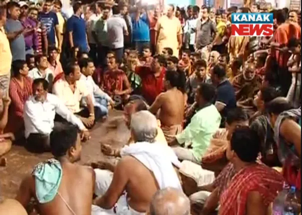 କୋଇଲିବୈକୁଣ୍ଠରେ ପୋତା ଯିବ ବିପୁଳ ପରିମାଣର ଅମୁଣିଆ ମହାପ୍ରସାଦ । କ୍ଷତିପୂରଣ ଦାବିରେ ଅଡିବସିଛନ୍ତି ସୁଆର ଓ ମହାସୁଆର ନିଯୋଗ, ଶ୍ରୀମନ୍ଦିର ପ୍ରଶାସନ କହିଲା, ଠାକୁରଙ୍କୁ ଦଣ୍ଡ ଦିଆ ନଯାଉ