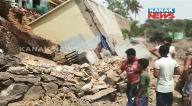 ଭଦ୍ରକର ପ୍ରସିଦ୍ଧ ଆଖଣ୍ଡଳମଣୀ ପୀଠରେ ଭୁଶୁଡି ପଡିଲା ମାର୍କେଟ୍ କଂପ୍ଲେକ୍ସ ! ଶିବଗଙ୍ଗା ପୁଷ୍କରିଣୀରୁ ପଙ୍କ ଉଦ୍ଧାର ବେଳେ ଧସିଗଲା ନବନିର୍ମିତ କୋଠା