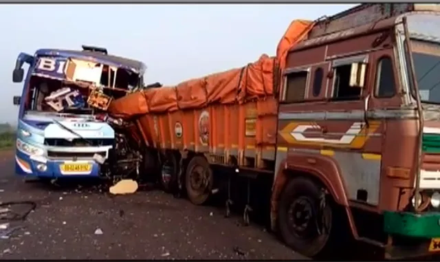 ଆଠଗଡ: ଟ୍ରକକୁ ଧକ୍କା ଦେଲା ଯାତ୍ରୀବାହୀ ବସ୍ । ଜଣେ ମୃତ, ଅନେକ ଆହତ