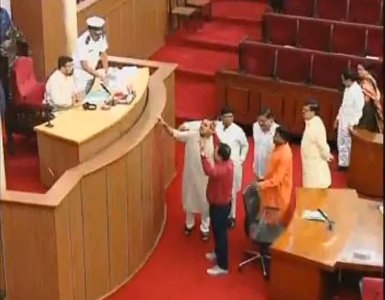 ଆଜି ବି ଚାଲିପାରିଲାନି ବିଧାନସଭା ! ଲୋକାୟୁକ୍ତ ନିଯୁକ୍ତି ପ୍ରସଙ୍ଗରେ ଉଠିଲା ପଡିଲା ଗୃହ, ଦିନ ୩ଟା ଯାଏଁ ମୂଲତବୀ