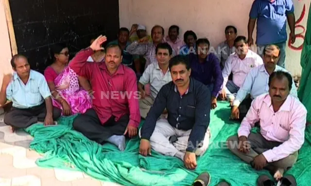 ଅସହଯୋଗ କରୁଥିବା ଅଧ୍ୟାପକଙ୍କ ବିରୋଧରେ କଠୋର ହେଲେ ସରକାର ! ଯୁକ୍ତ ଦୁଇ ଖାତା ମୂଲ୍ୟାୟନ ପାଇଁ ଆସୁନଥିବା ଅଧ୍ୟାପକଙ୍କୁ ତୁରନ୍ତ ନିଲମ୍ବନ ନିର୍ଦ୍ଦେଶ