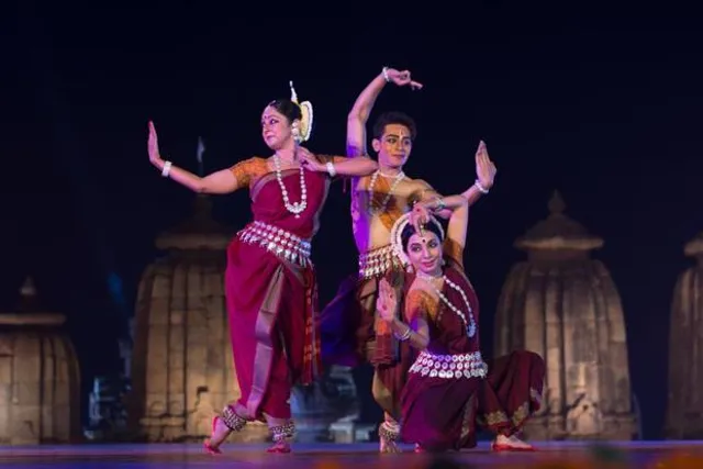 ଆଜି ବିଶ୍ୱ ନୃତ୍ୟ ଦିବସ : ଇଣ୍ଟରନେଟ୍‌ ଓ ଟେଲିଭିଜନ୍‌ ଯୁଗରେ ଧୀରେ ଧୀରେ ଲୁପ୍ତ ହେଲାଣି ଲୋକକଳା