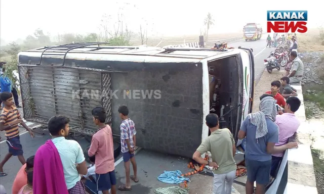 ପିକନିକ୍ କରିବା ପାଇଁ ଯାଉଥିବାବେଳେ ଦିଗପହଣ୍ଡି ନିକଟରେ ଓଲଟି ପଡ଼ିଲା ବସ୍, ଦୁର୍ଘଟଣାରେ ୨୦ରୁ ଅଧିକ ଆହତ