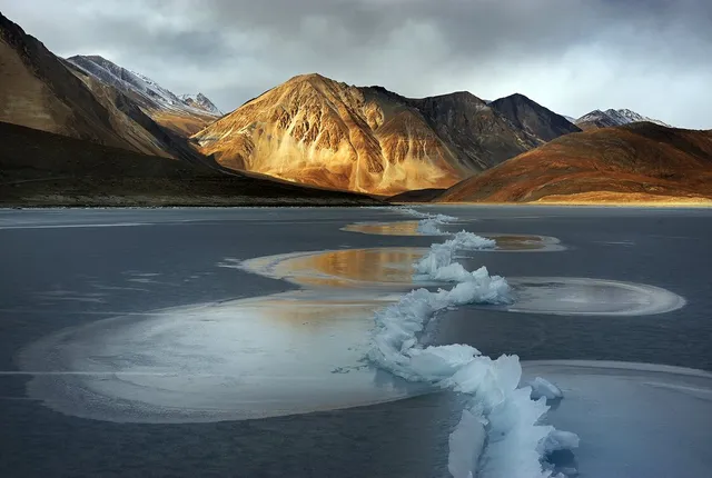 ପ୍ରକୃତିର ମନଲୋଭା ସୌନ୍ଦର୍ଯ୍ୟ ! ୧୦୦ ଫୁଟ ଗଭୀରତା ଥିବା ଏହି ହ୍ରଦ ପାଲଟି ଯାଏ ବରଫ ।