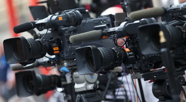 ବିପଦରେ ଗଣମାଧ୍ୟମ । ଯିଏ ସତକୁ ଆପଣଙ୍କ ସମ୍ମୁଖକୁ ଆଣନ୍ତି, ସେମାନେ ସୁରକ୍ଷିତ ନୁହନ୍ତି । ପୁଲିସ, ଦୁର୍ବୃତ୍ତ ଓ ରାଜନେତା କରୁଛନ୍ତିି ଆକ୍ରମଣ ।