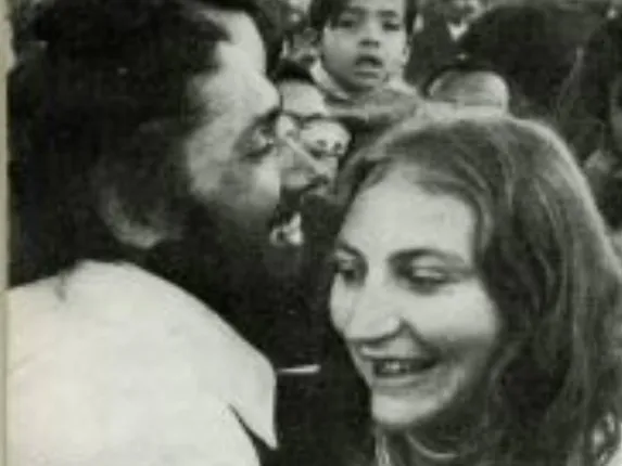 ଟ୍ରେନରଙ୍କ ସହ ହୋଇଥିଲା ପ୍ରେମ! ୫୦୦୦ ଫୁଟ ଉଚ୍ଚତାରୁ ଡେଇଁ କରିଥିଲେ ପ୍ରେମ ନିବେଦନ ଏବଂ ସୃଷ୍ଟି କରିଥିଲେ ସ୍କାଏ-ଡାଇଭିଂର ନୁଆ ଇନିଂସ ।