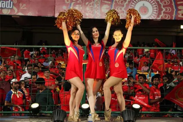 ଆଇପିଏଲ୍ ତଡକା ! ଜାଣନ୍ତୁ କେତେ କମାଉଛନ୍ତି ଆଇପିଏଲ୍ ଚିଅର ଗାର୍ଲ ।