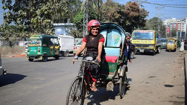 ମହିଳା ସଶକ୍ତିକରଣ : ଏକମାତ୍ର ମହିଳା ରିକ୍ସା ଚାଳକ, ହେଲମେଟ ଓ ଶାଢ଼ି ପିନ୍ଧି ଚଳାନ୍ତି ରିକ୍ସା