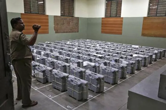 ନିର୍ବାଚନ ସମୟ ବେଳେ ବିଧାୟକଙ୍କ ଘରୁ ବାହାରିଲା ଇଭିଏମ ମେସିନ । ଷ୍ଟ୍ରଙ୍ଗରୁମରେ କାମକରୁନାହିଁ ସିସିଟିଭି