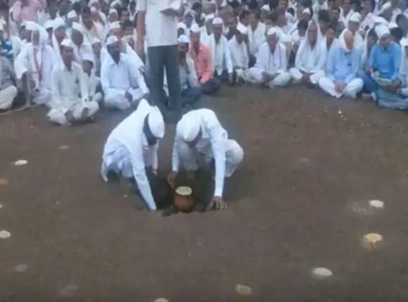 ମାଟି ହାଣ୍ଡି କରୁଛି ଭବିଷ୍ୟବାଣୀ ! ଜାଣନ୍ତୁ ଭାରତର କେଉଁଠି ଘଟୁଛି ଏଭଳି ଚମତ୍କାରୀ ଘଟଣା ।