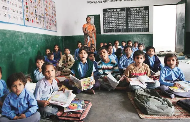 ୪୨ ଡିଗ୍ରୀ ତାପମାତ୍ରାରେ ପଢୁଛନ୍ତି ୧ ଲକ୍ଷ ୧୨ ହଜାର ଛାତ୍ରଛାତ୍ରୀ ! ଏମିତି ଅବ୍ୟବସ୍ଥାରେ ଚାଲିଛି ୧୮୩୪ ସ୍କୁଲ ।