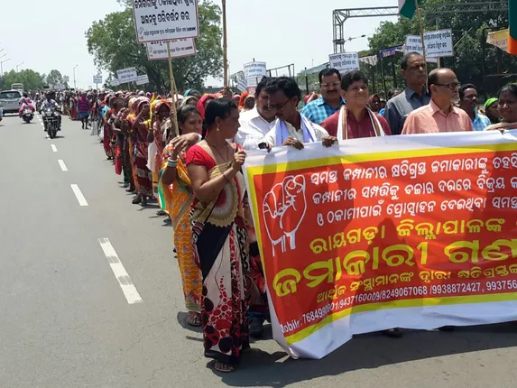 ଆମ ଟଙ୍କା ଫେରାଇ ଦିଅ, ପୁଣି ଗର୍ଜିଲେ ଜମାକାରୀ । ଆନ୍ଦୋଳନକୁ ବ୍ୟାପକ କରିବାକୁ ଆହ୍ୱାନ ।