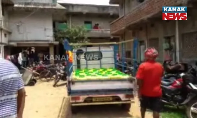 ଅସଲି ବ୍ରାଣ୍ଡର ନକଲି ତେଲ । କଟକରେ ନକଲି ତେଲ ଗୋଦାମ ଉପରେ ପୁଲିସର ଚଢାଉ । ୩୦୦ ଟିଣ ଉଦ୍ଧାର, ୨ ଅଟକ