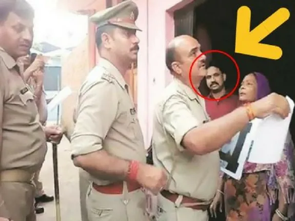 ଯେଉଁ ଅପରାଧୀକୁ ପୋଲିସ୍ ଖୋଜୁଥିଲା, ସେ ପାଖରେ ଛିଡ଼ା ହୋଇ ହସୁଥିଲା ! କାନ୍ଥରେ ୟୁପି ପୋଲିସ ଲଗାଉଥିଲା ମୋଷ୍ଟ ୱାଣ୍ଟେଡ଼୍ ପୋଷ୍ଟର