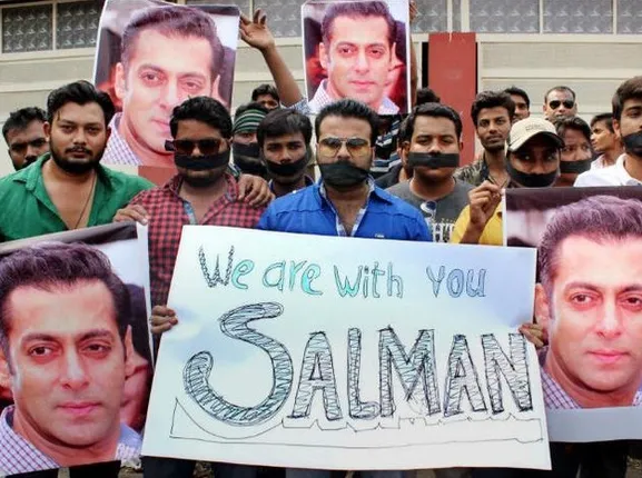 ହାତ କାଟି ଲେଖିଲେ ଆଇ ଲଭ ୟୁ! ଥାନା ବାହାରୁ ଆରମ୍ଭ କରି ଭିତର ପର୍ଯ୍ୟନ୍ତ ଖାଲି ଭାଇଜାନ ନାରା ।