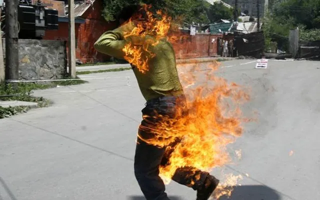 ଆରଏସଏସ କାର୍ଯ୍ୟକର୍ତ୍ତାଙ୍କ ଚରମ ପଦକ୍ଷେପ ! ପ୍ରଥମେ ନିଜକୁ ନିଆଁ ଲଗାଇଲେ ପରେ ‘ଭାରତ ମାତା କି ଜୟ’ କହି ଦୌଡିଲେ ।