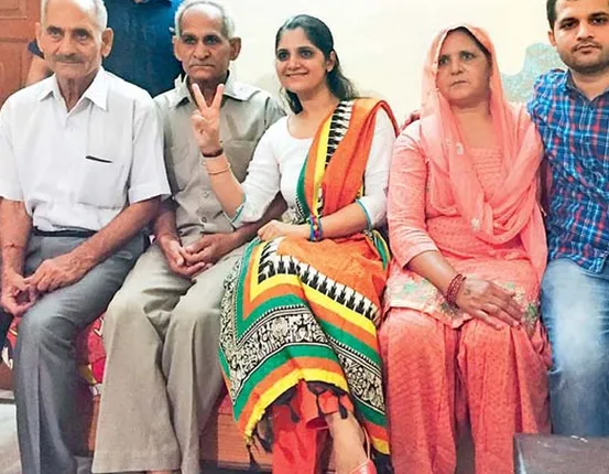 ଘର ସମ୍ଭାଳିବା ସହ ୧୦ ରୁ ୧୨ ଘଣ୍ଟା ପାଠ ପଢୁଥିଲେ ଏହି ୟୁପିଏସସି ଟପ୍ପର !  ବିନା ତାଲିମରେ ୟୁପିଏସସି ପରୀକ୍ଷାରେ ଦ୍ୱିତୀୟ ସ୍ଥାନରେ ଆସିଥିଲେ ଟପ୍ପର ଅନୁ କୁମାରୀ ।