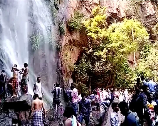 ପ୍ରାକୃତିକ ସୌନ୍ଦର୍ଯ୍ୟରେ ପରିପୂର୍ଣ୍ଣ କଳାହାଣ୍ଡି ଜିଲ୍ଲାର ଗୁଡହାଣ୍ଡି ଡୋକରିଚଂଚରା ! ଦର୍ଶକଙ୍କୁ ବାନ୍ଧି ରଖୁଛି ଏଠାରେ ଥିବା ଜଳପ୍ରପାତ, ଝରଣା, ପାହାଡ଼ ଓ ସୁଦୀର୍ଘ ଚଟାଣ