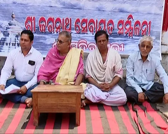 କାଲି ଖୋଲିବ ଶ୍ରୀମନ୍ଦିର ରତ୍ନଭଣ୍ଡାର ! ଗଜପତିଙ୍କ ପ୍ରତ୍ୟକ୍ଷ ତତ୍ୱାବଧାନରେ ଯାଂଚ ପାଇଁ ଜଗନ୍ନାଥ ସେବାୟତ ସମ୍ମିଳନୀର ଦାବି । କହିଲେ, ପ୍ରତିନିଧି ବଦଳରେ ଉପସ୍ଥିତ ରୁହନ୍ତୁ ରାଜା