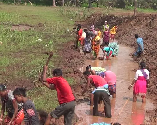 ବସ୍ତି ବାସିନ୍ଦାଙ୍କ ନିଆରା ପ୍ରୟାସ । ବାରମ୍ବାର ଅଭିଯୋଗ ସତ୍ୱେ ପ୍ରଶାସନ ନଶୁଣିବାରୁ ନିଜେ ସଫାକଲେ ଅଳିଆ ଆବର୍ଜନା