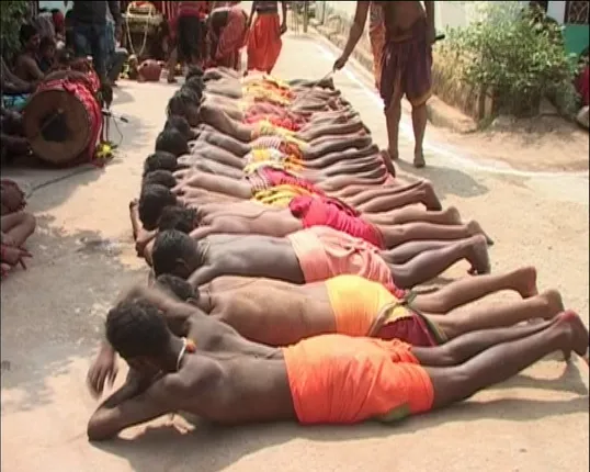 ଗଂଜାମରେ ଦଣ୍ଡଯାତ୍ରାର ଧୂମ୍ ! ଇଶ୍ୱରଙ୍କ ଆଶିଷ ପାଇଁ ଶରୀରକୁ କଷ୍ଟ ଦେଉଛନ୍ତି ମାନସିକଧାରୀ