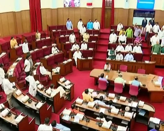 ବିଧାନସଭାରେ ମହାନଦୀ ତାତି ! ଗୃହ ଆରମ୍ଭରୁ ବିଜେଡି ବିଧାୟକଙ୍କ ହଟ୍ଟଗୋଳ,୩ଟା ଯାଏଁ ଗୃହ ମୂଲତବୀ