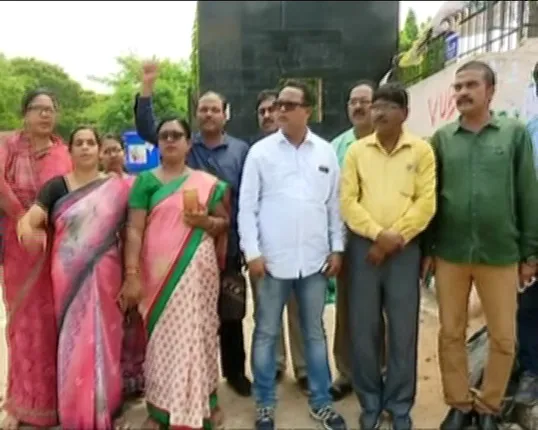 ଖାତା ନ ଦେଖିବାରୁ ଚାକିରି ଗଲା ! ଖାତା ଦେଖାକୁ ବର୍ଜନ କରିଥିବା ଅଧ୍ୟାପକଙ୍କ ଉପରେ କାର୍ଯ୍ୟାନୁଷ୍ଠାନ ଆରମ୍ଭ କଲେ ସରକାର