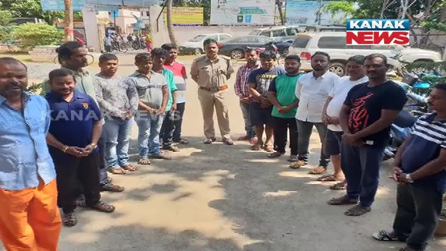 ବ୍ରହ୍ମପୁର ପୋଲିସର ଗୁଣ୍ଡା ପରେଡ ! ସମାଜର ମୁଖ୍ୟ ସ୍ରୋତରେ ସାମିଲ ହେବା ପାଇଁ ୮୬ ଜଣ ଅପରାଧୀଙ୍କୁ ଡାକି କଲେ ସଚେତନ