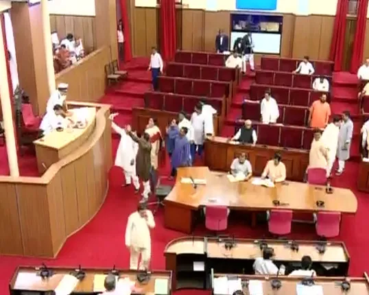 ବିଧାନସଭାରେ ଅଚଳାବସ୍ଥା ଜାରି । ଶ୍ରୀମନ୍ଦିର ନୀତି ବିଭ୍ରାଟ ନେଇ କଂଗ୍ରେସ ସଦସ୍ୟଙ୍କ ହଟ୍ଟଗୋଳ