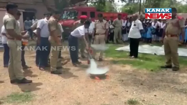 ହଠାତ୍ ନିଆଁ ଲାଗିଗଲେ କଣ କରିବେ? ମକ୍ ଡ୍ରିଲ ମାଧ୍ୟମରେ ଛାତ୍ରଛାତ୍ରୀଙ୍କୁ ବିପର୍ଯ୍ୟୟ ପ୍ରଶମନ ପାଠ ପଢାଇଲେ ଅଗ୍ନିଶମ ଅଧିକାରୀ