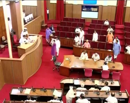 କଟକ ବଡ ମେଡିକାଲରେ ମୃତ୍ୟୁ ସହ ସଂଗ୍ରାମ କରୁଛି ସାଲେପୁର ଦୁଷ୍କର୍ମ ପୀଡିତା । ସେପଟେ ବିଧାନସଭାରେ ପ୍ରସଙ୍ଗ ଉଠାଇ କଂଗ୍ରେସ ଓ ବିଜେପି ସଦସ୍ୟଙ୍କ ହଙ୍ଗାମା