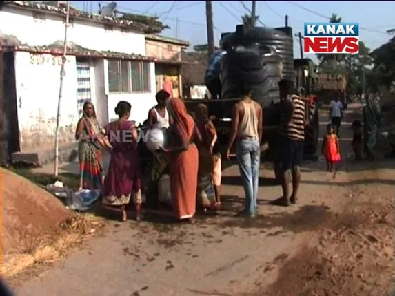 ପାଣି ପାଇଁ ଡହକବିକଳ ହେଉଛନ୍ତି ଲୋକେ ! ପ୍ରଚଣ୍ଡ ଖରାରେ ଶୁଖିଯାଉଛି କୂଅ ପୋଖରୀ, ଶୋଷ ମେଂଟାଇବାର ଠିକଣା ପାଲଟିଛି ପାଣି ଗାଡି