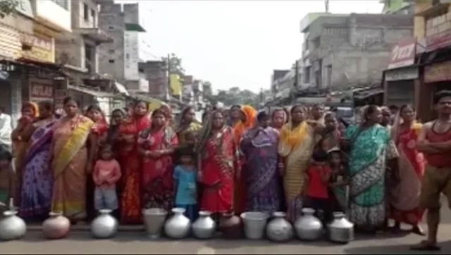 ଢେଙ୍କାନାଳ ଜିଲ୍ଲାର ଦୁଇଟି ୱାର୍ଡରେ ଜଳ ସଙ୍କଟ ! ଗରା, ବାଲଟି ଧରି ରାସ୍ତାକୁ ଓହ୍ଲାଇଲେ ମହିଳା