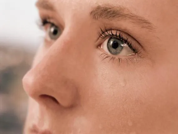 ଆଖିରୁ ପାଣି ବାହାରୁଛି କି ? ଆପଣାନ୍ତୁ କିଛି ସରଳ ଉପାୟ, ଚୁଟକିରେ ଦୂର ସମସ୍ୟା