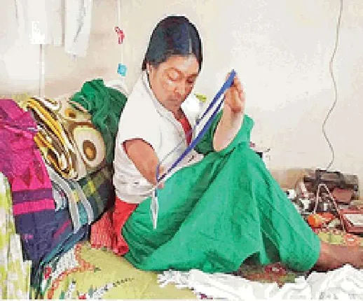 ଦୁଇ ହାତ ନାହିଁ, କିନ୍ତୁ ମନୋବଳ ପାହାଡ଼ ପରି ଶକ୍ତ ! ରାଂଚିର ଲକ୍ଷ୍ମୀ ନିଜେ ଦିବ୍ୟାଙ୍ଗ ଆଉ ତାଙ୍କ ଉପରେ ୨୦୦ ଦିବ୍ୟାଙ୍ଗ ଶିଶୁଙ୍କ ଭାର