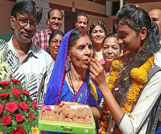 ବିନା କୋଚିଂରେ ଦ୍ୱାଦଶ ଶ୍ରେଣୀ ପରୀକ୍ଷାରେ କଲେ ଟପ୍ ! ଅର୍ଥ ବାଧକ ସାଜିବାରୁ ସେଲ୍ସଗାର୍ଲ କାମ କରି ପୁରାକଲେ ବାପା ମାଆଙ୍କ ଅଧୁରା ସ୍ୱପ୍ନ ।