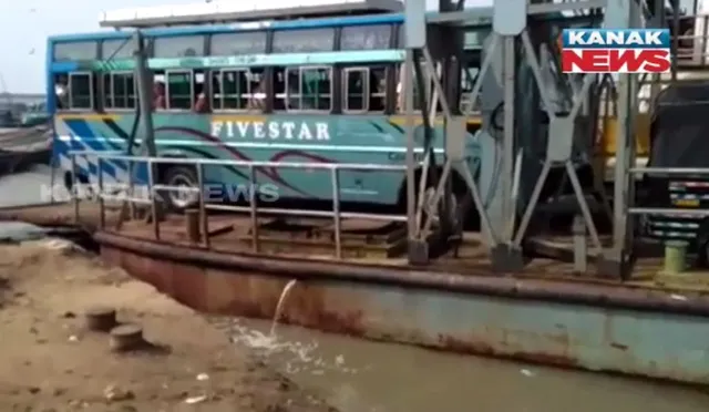 ପାଣି ମଝିରେ ଚ୍ୟାନେଲ ବାହାରକୁ ଚାଲିଗଲା ଭସାପୋଲ ! ବସ, ଅଟୋ ସହ ଫସିରହିଲେ ଯାତ୍ରୀ