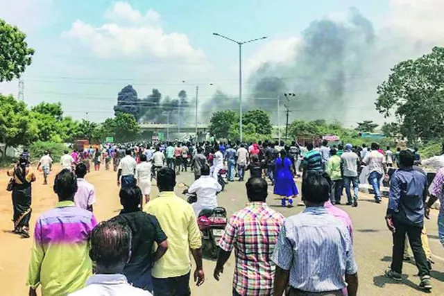 ତାମିଲନାଡୁରେ ପୋଲିସ ବିକ୍ଷୋଭକାରୀ ରକ୍ତାକ୍ତ ସଂଘର୍ଷ । ପୋଲିସ ଗୁଳିରେ ଟଳି ପଡିଲେ ୧୨ ଆନ୍ଦୋଳନକାରୀ, ୨୦ ଗୁରୁତର । ଏବେବି ଜାରି ରହିଛି ଉତ୍ତେଜନା