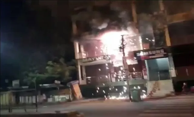 ବଲାଙ୍ଗୀରର ସପିଂ କମ୍ପେ୍ଲକ୍ସରେ ନିଆଁ : କୋଟି କୋଟି ଟଙ୍କାର ସମ୍ପତି  ପାଉଁଶ, ନିଆଁକୁ ଆୟତ କରିବାକୁ  ଅଗ୍ନିଶମ ବିଭାଗ ନାକେଦମ