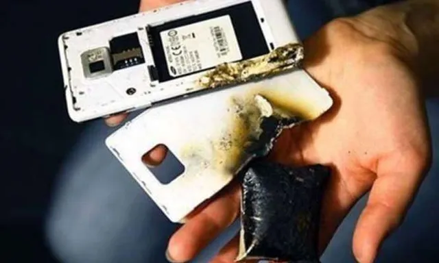 କୌଣସି ବି ମୁହୂର୍ତ୍ତରେ ଫାଟିପାରେ ଆପଣଙ୍କର ଫୋନ୍ ! ଯଦି ମୋବାଇଲରେ ଦେଖାଦେଉଛି ଏଭଳି କିଛି ପରିବର୍ତ୍ତନ