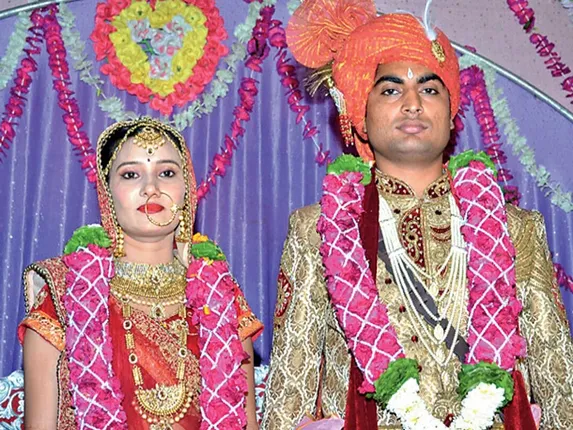 ମାତ୍ର ୧ ଟଙ୍କା ଓ ନଡିଆ ନେଇ ଇଂଜିନିୟର ପୁଅର କଲେ ବିବାହ । କୁତ୍ସିତ ଯୌତୂକ ପ୍ରଥାକୁ ରୋକିବାରେ ଉଦାହରଣ ସାଜିଲେ କଂଗ୍ରେସ ନେତା