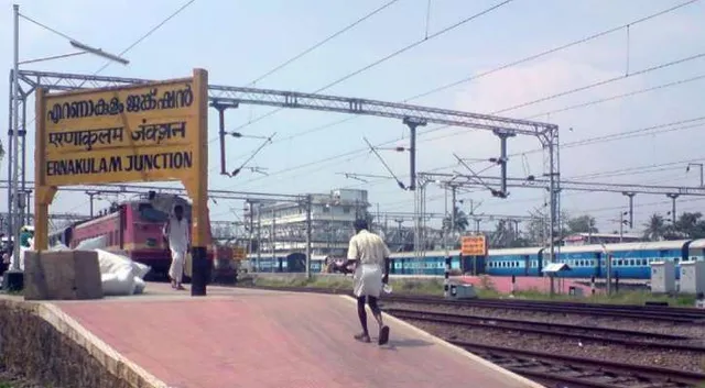 ରେଲୱେ କୁଲିରୁ ଅଫିସର... ଷ୍ଟେସନ ୱାଇଫାଇରୁ ପାଠପଢି ୟୁପିଏସସି ପରୀକ୍ଷା ପାସ୍ କଲେ ଶ୍ରୀନାଥ