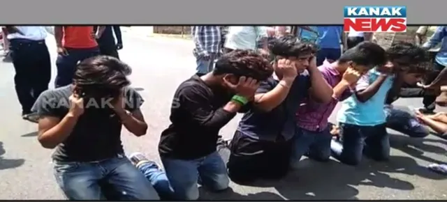 ଅନୁଗୁଳ ଛେଣ୍ଡିପଦା ଅଂଚଳରେ ଘରବାଡି ବିବାଦକୁ ନେଇ ଉତ୍ତେଜନା : ଭାଇର ଘର ଭାଙ୍ଗିବାକୁ ଦୁଇ ଭାଇ ଆଣିଲେ ଭଡାଟିଆ ଗୁଣ୍ଡା, ଦେଶୀ ବନ୍ଧୁକ ସହ ୬ ଗୁଣ୍ଡାଙ୍କୁ ଅଟକ ରଖିଲେ ଗ୍ରାମବାସୀ