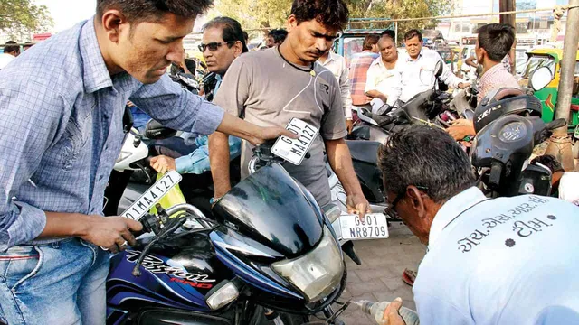 ହାଇ ସିକ୍ୟୁରିଟି ନମ୍ବର ପ୍ଲେଟ ନଲଗାଇଲେ ହୋଇପାରେ ଜେଲ ! ଜାଣନ୍ତୁ କେତେ ତାରିଖ ପର୍ଯ୍ୟନ୍ତ ରହିଛି ଡେଡଲାଇନ୍ ।