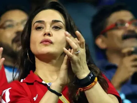 ଭାଇରାଲ ହେଲା ପ୍ରୀତି ଜିଂଟାଙ୍କ ଭିଡିଓ !  ଫ୍ଲେ ଅଫରୁ ମୁମ୍ବାଇ ଇଣ୍ଡିଆନ୍ସ ବିଦା ହେବା ପରେ ଖୁସି ଜାହିର କଲେ ପ୍ରୀତି