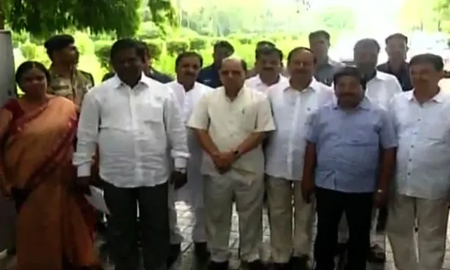 ତୈଳଦର ବୃଦ୍ଧି ପ୍ରତିବାଦରେ ରାଜ୍ୟପାଳଙ୍କୁ ଭେଟିଲା ବିଜେଡି ! ସ୍ମାରକପତ୍ର ଦେଲେ ବିଜେଡିର ୧୭ ଜଣିଆ ପ୍ରତିନିଧି ଦଳ