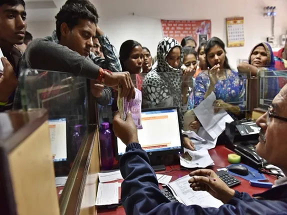 ନିଜ ବ୍ୟାଙ୍କ ଆକାଉଂଟରେ ଟଙ୍କା ଜମା କରୁଛନ୍ତି କି ? ଜାଣିନିଅନ୍ତୁ କିଛି ଜରରୁୀ ନିୟମ, ବଢ଼ିପାରେ ଟେନସନ୍