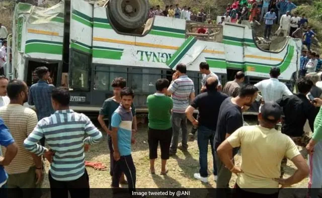 ଘାଇକୁ ଖସି ପଡିଲା ଯାତ୍ରୀବାହୀ ବସ୍ : ଘଟଣା ସ୍ଥଳରେ ୬ଜଣଙ୍କ ମୃତ୍ୟୁ, ଆହତଙ୍କୁ ନିକଟସ୍ଥ ଡାକ୍ତରଖାନାରେ ଭର୍ତ୍ତି କରାଇ ଚିକିତ୍ସା ଜାରି