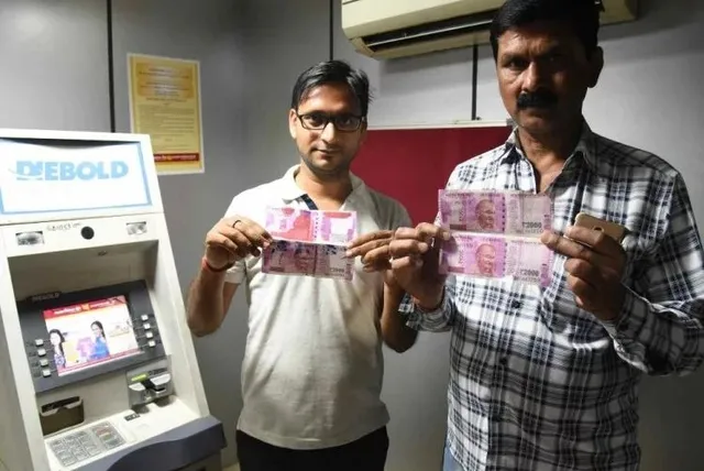 ହୁସିଆର୍ ! ଏଟିଏମରୁ ବାହାରୁଛି ଏବେ ମିସ୍ ପ୍ରିଂଟ, କାଳି ଲାଗିଥିବା ନୋଟ୍ । ବ୍ୟାଙ୍କକୁ ଜଣାଇଲେ ମିଳୁଛି ନିରାଶଜନକ ଉତର